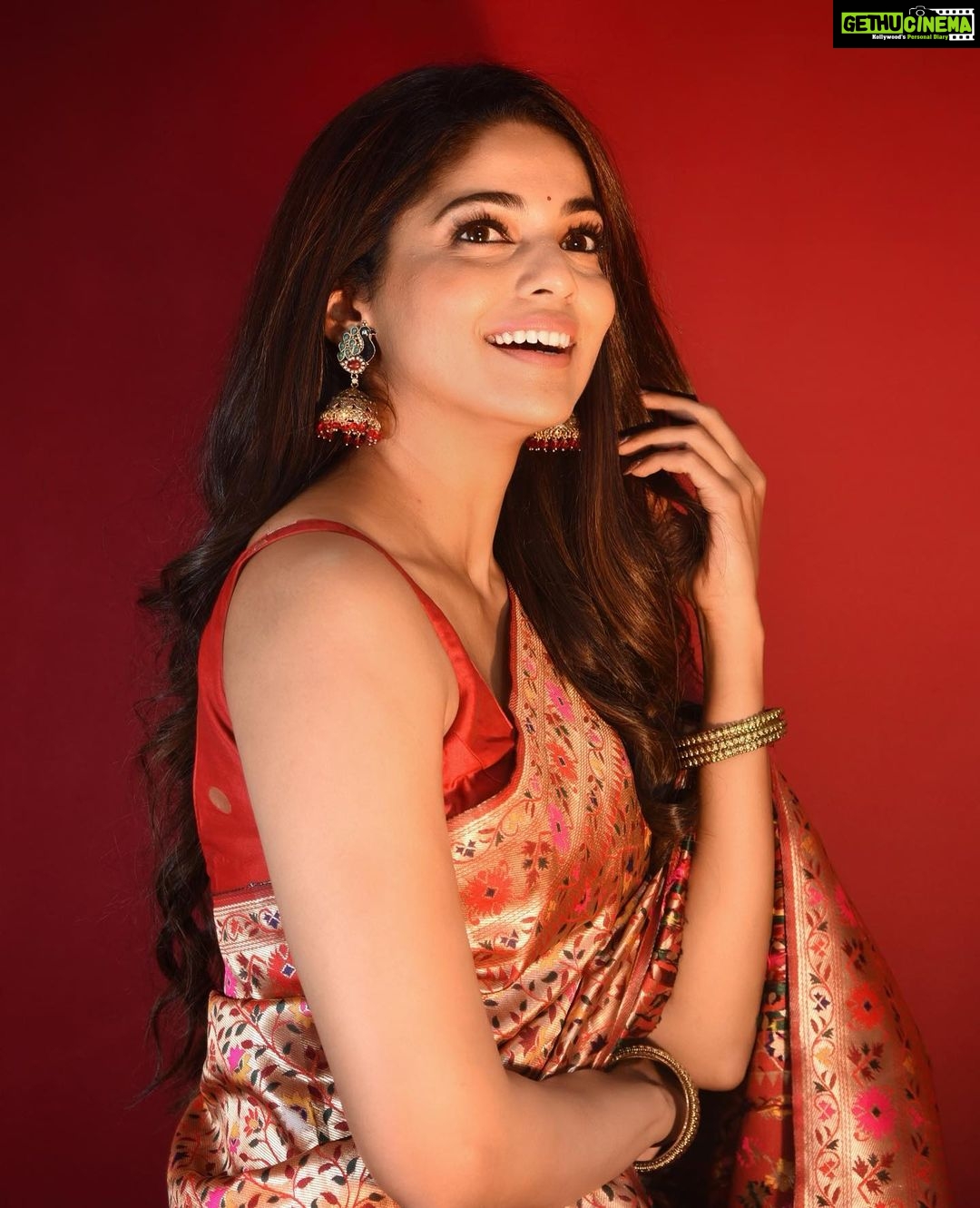 Pooja Sawant Instagram - Being colourful ✨💫 Saree by @saipaithani09 Make up by @vrushti_harkare Shot by @sarrikaaaaaa