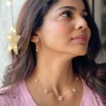 Pooja Sawant Instagram - Do I look floral enough?🌸 Right now I’m obsessed with these beautiful Chafa inspired pieces from Candere by Kalyan Jewellers!😍 @canderejewellery Go on! Experience the bling for yourself at their very first Experience Centre at Infiniti Mall, Malad💎