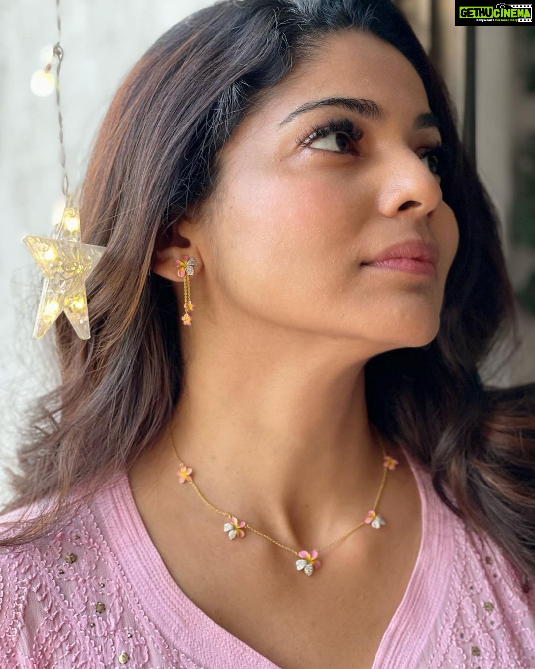 Pooja Sawant Instagram - Do I look floral enough?๐ธ Right now Iโm obsessed with these beautiful Chafa inspired pieces from Candere by Kalyan Jewellers!๐ @canderejewellery Go on! Experience the bling for yourself at their very first Experience Centre at Infiniti Mall, Malad๐