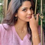 Pooja Sawant Instagram - Do I look floral enough?🌸 Right now I’m obsessed with these beautiful Chafa inspired pieces from Candere by Kalyan Jewellers!😍 @canderejewellery Go on! Experience the bling for yourself at their very first Experience Centre at Infiniti Mall, Malad💎