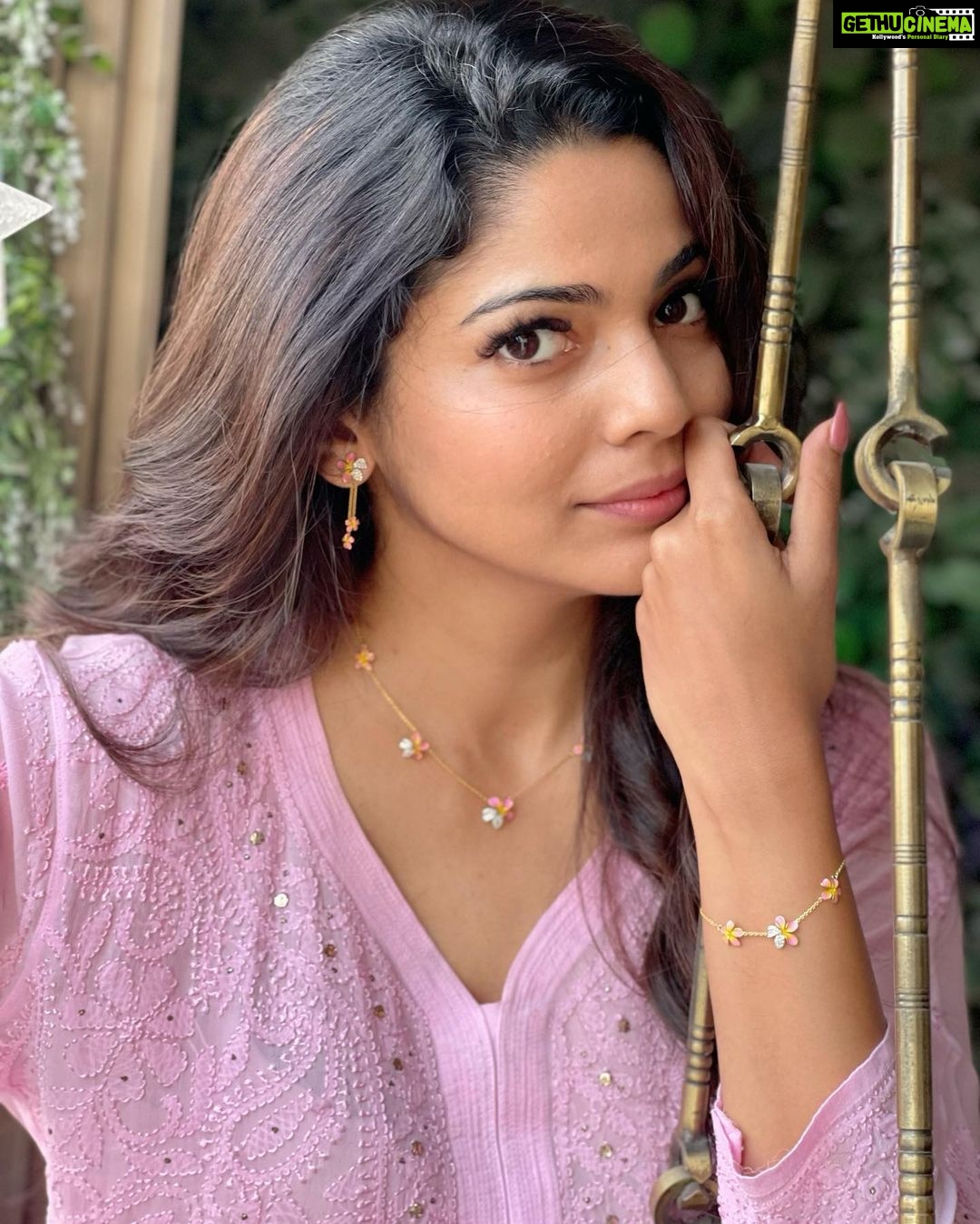 Pooja Sawant Instagram - Do I look floral enough?๐ธ Right now Iโm obsessed with these beautiful Chafa inspired pieces from Candere by Kalyan Jewellers!๐ @canderejewellery Go on! Experience the bling for yourself at their very first Experience Centre at Infiniti Mall, Malad๐