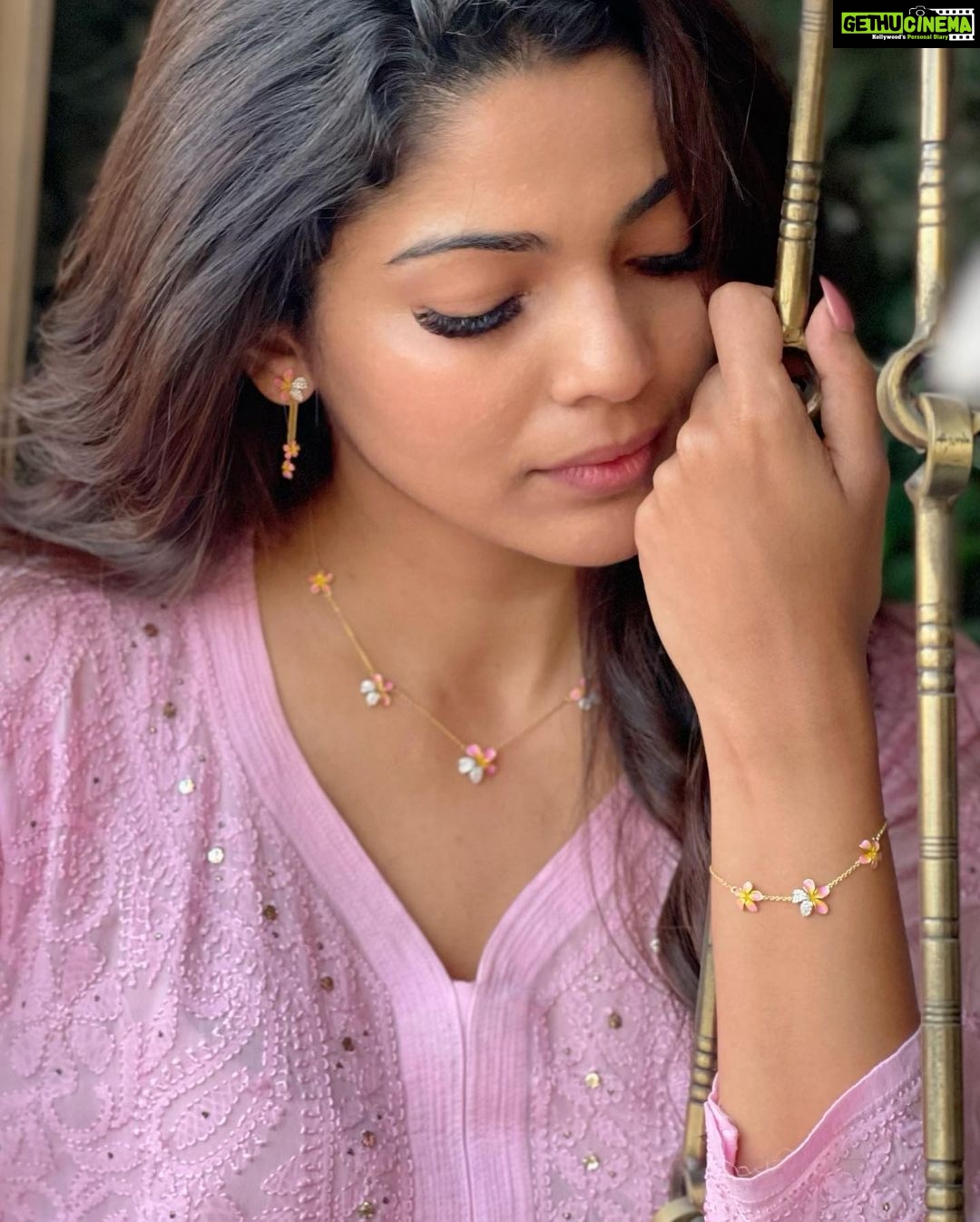 Pooja Sawant Instagram - Do I look floral enough?๐ธ Right now Iโm obsessed with these beautiful Chafa inspired pieces from Candere by Kalyan Jewellers!๐ @canderejewellery Go on! Experience the bling for yourself at their very first Experience Centre at Infiniti Mall, Malad๐