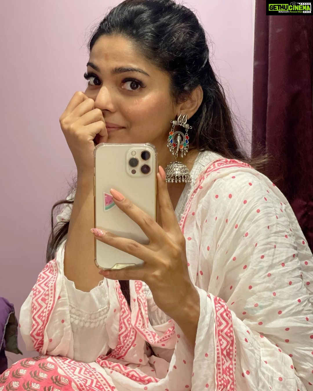 Pooja Sawant Instagram - Getting ready for the festival is my kinda thing 😍 Thank you @ruchira______ for lovely zumke 💫