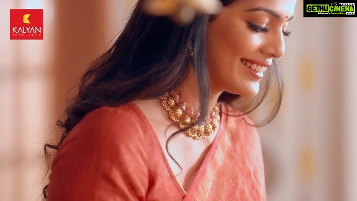 Pooja Sawant Instagram - From eco-friendly Visarjans to Dadi’s delicious homemade modaks, the warmth and charm of festive traditions are unmatched! This Ganesh Chaturthi, embrace your traditions, bejewelled in the most stunning festive jewellery from Kalyan Jewellers…Chokers, Rani Haars, Naths, Baalis and so much more! “Sankalp”, from Kalyan Jewellers, a stunning range of traditional jewellery, perfect to complement your every celebration. @kalyanjewellers_official #kalyanjewellers #sankalp #ganeshchaturthi #ganpatibappamorya