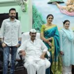 Pooja Sawant Instagram - Daddy च्या हस्ते Launch झाला दगडी चाळ २ चा ट्रेलर..! पहा याची ही छोटीशी झलक #DaagdiChaawl2 #दगडीचाळ२ #दगडीचाळ२Trailer #DaagdiChaawl2Trailer #DaagdiChaawlOn19August #MangalMurtiFilms #SangeetaAhirMoviez Starring - @ankushpchaudhari , @makaranddeshpandeofficial , @iampoojasawant , #YatinKaryekar, @ambarish.deshpande , @nachiketpurnapatre , @yadavshrikant , @vijaynikam4761, @milindphatak, @mayurpawar037 , @kalkundriarnav, #ShivrajValwekar Produced by - @sangeetaahirofficial Distributed by - @aafilms.official , Anil Thadani Directed by - @chandrakantkanse Coordinating Producer - @yogitaarungawli Story - @passionate_mack Screenplay - Machchindra Bugade, @chandrakantkanse Dialogues - @sanjay_jamkhandi Cinematography - @vaasudop Editors - @faizee222 #ImranMahadik Music - @amitrajmusic Lyrics - @kshitijpatwardhan Music On - @everestentertainment Background Score - @adityabedekar Sound Design - @mandar_designs_sound Art - @art_satish Costume - @simply_say_so_ Casting Director - @shantanu_bhake Makeup - @doshiamod DI Lab - @afterplaystudios Production Team - @milindshingte @anandsumedh1977 @rmitali, @bharat101288, @prasad.pokharkar33 Associate Director: @niketansudesh, @gopik, @_awaari_6898, @omkar.jagtap.07, #VaibhavShelar, @aajinkyapatil, @aniketganganofficial, @meshreysawant Line Production - @chitrapandhari_12_6_19 Media & PR - #AvadumberEntertainments Digital Marketing - @teamsocialtime Visual Promotion - @abracadabracreatives Publicity Campaign - @sachingurav Executive Producer - @ratnakant_jagtap
