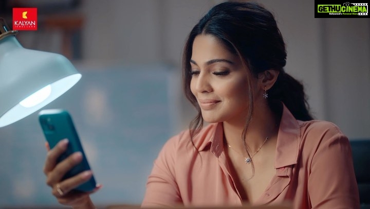 Pooja Sawant Instagram - This is a celebration of #HerMilestones & it’s a campaign that’s close to her heart ♥️ On #internationalwomensday this year , let’s band together to celebrate each other and our milestones . No matter how big or small , with @kalyanjewellers_official