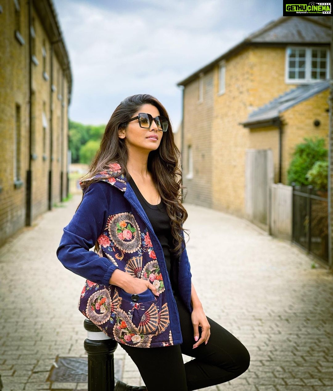 Pooja Sawant Instagram - Am I the only one who is dreaming about my motherland 🇮🇳 24/7 ? Windsor, Berkshire