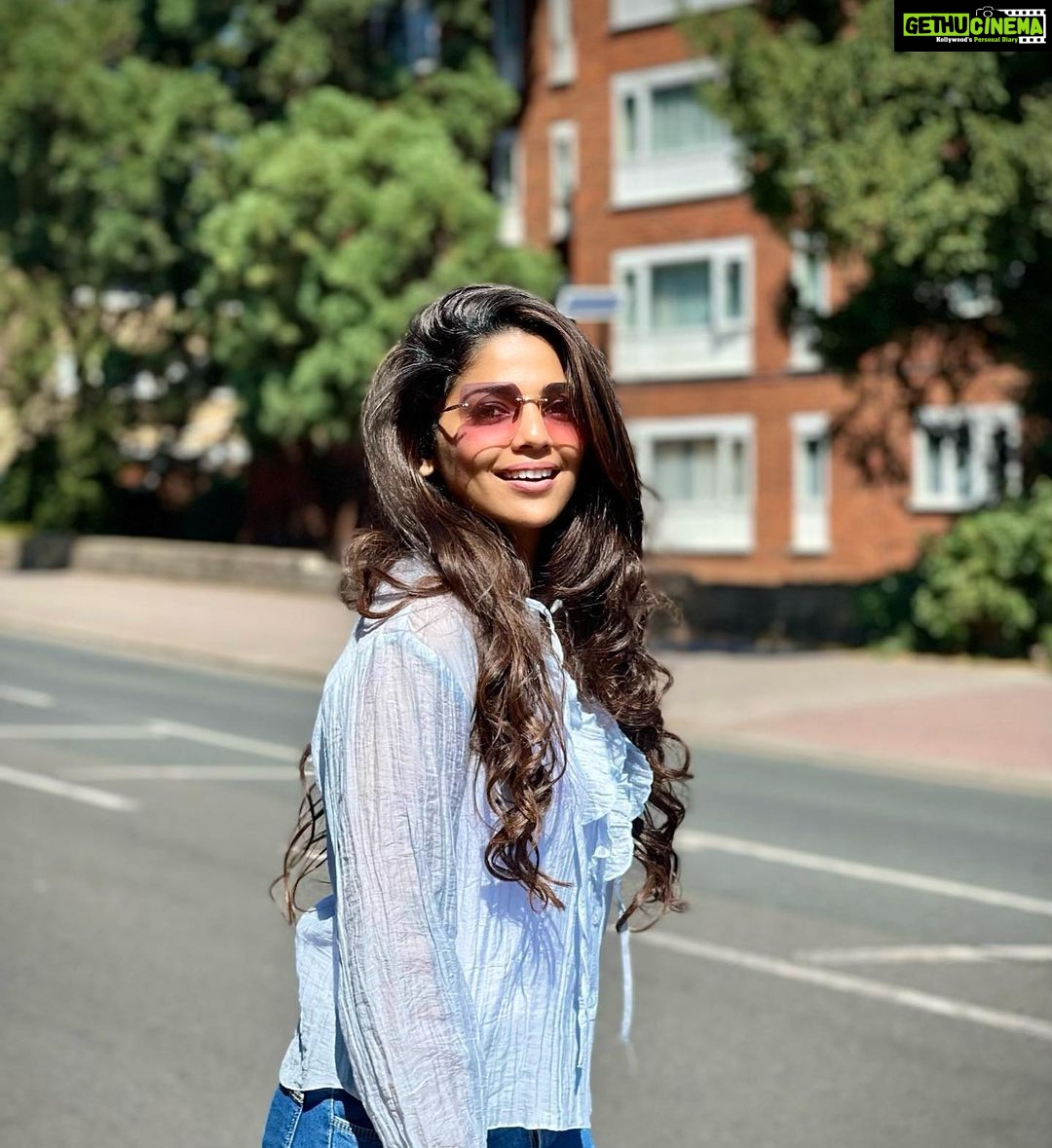 Pooja Sawant Instagram - Take a deep breath in, feel the sun on your soul ✨ start fresh today and make peace with your thoughts 🌸 #sunshine PS- i am missing Mumbai’s monsoon terribly 🥲 London, Unιted Kingdom