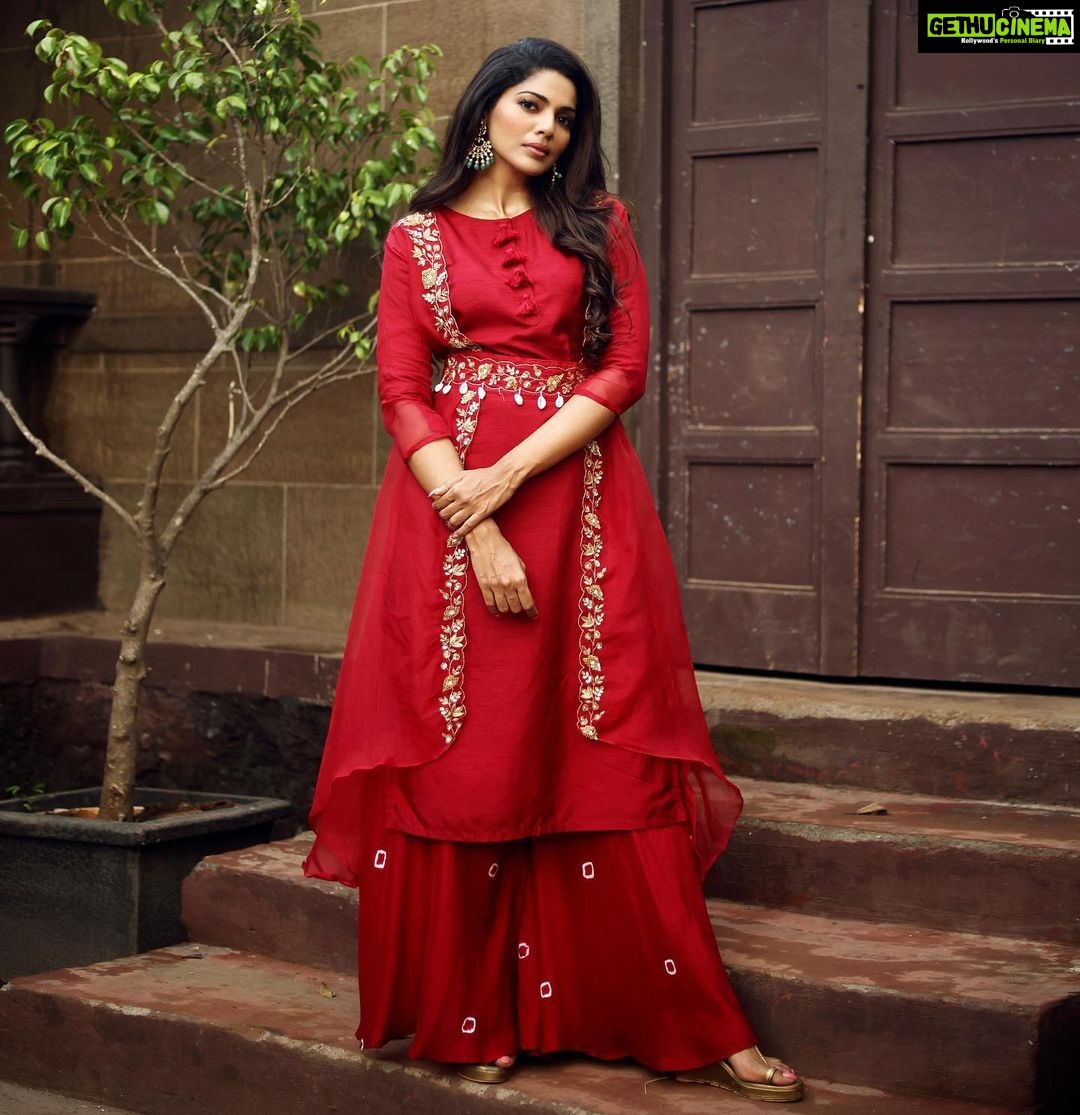 Pooja Sawant Instagram - ♥️ Outfit by @thekesar_studio @viralmantra Jewellery @shillpapuriidesignerjewellery Styled by @trushala_nayak Shot by @shruu_t