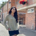 Pooja Sawant Instagram - Just wanna wish you all a happy Sunday ☀️ London, Unιted Kingdom