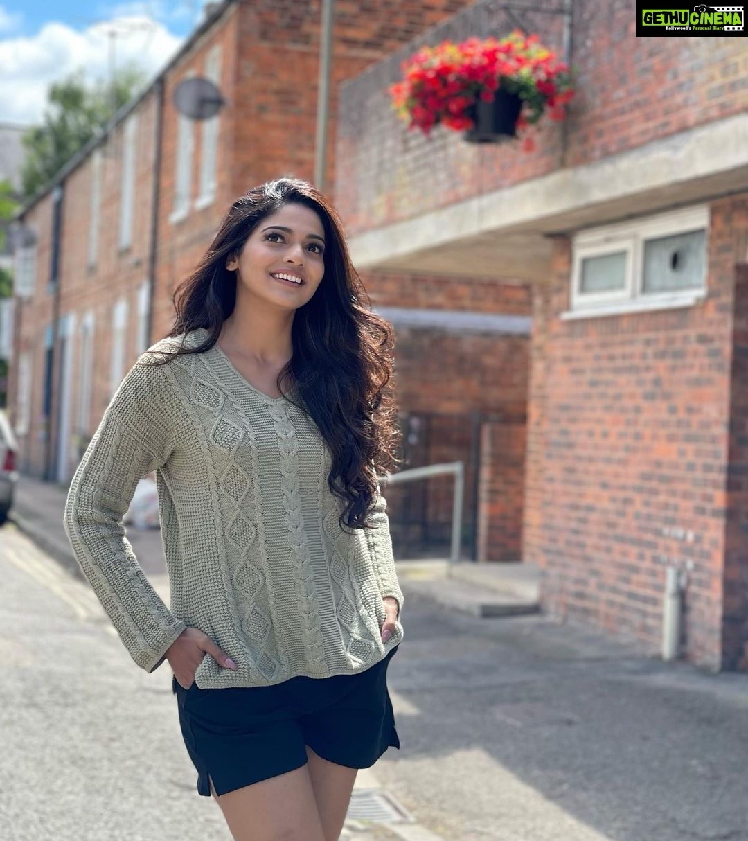 Pooja Sawant Instagram - Just wanna wish you all a happy Sunday ☀️ London, Unιted Kingdom