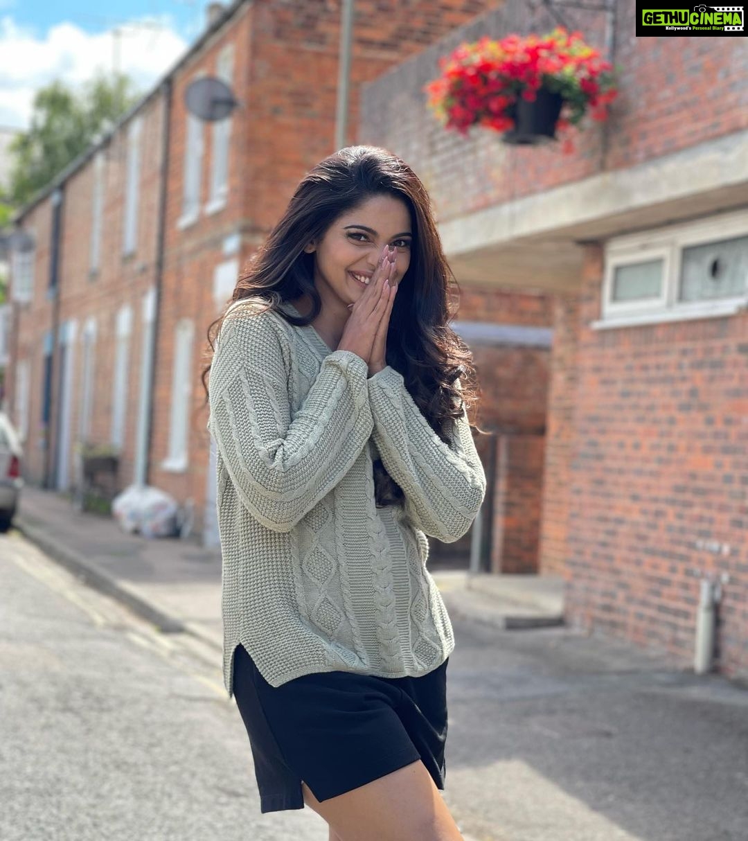 Pooja Sawant Instagram - Just wanna wish you all a happy Sunday ☀️ London, Unιted Kingdom
