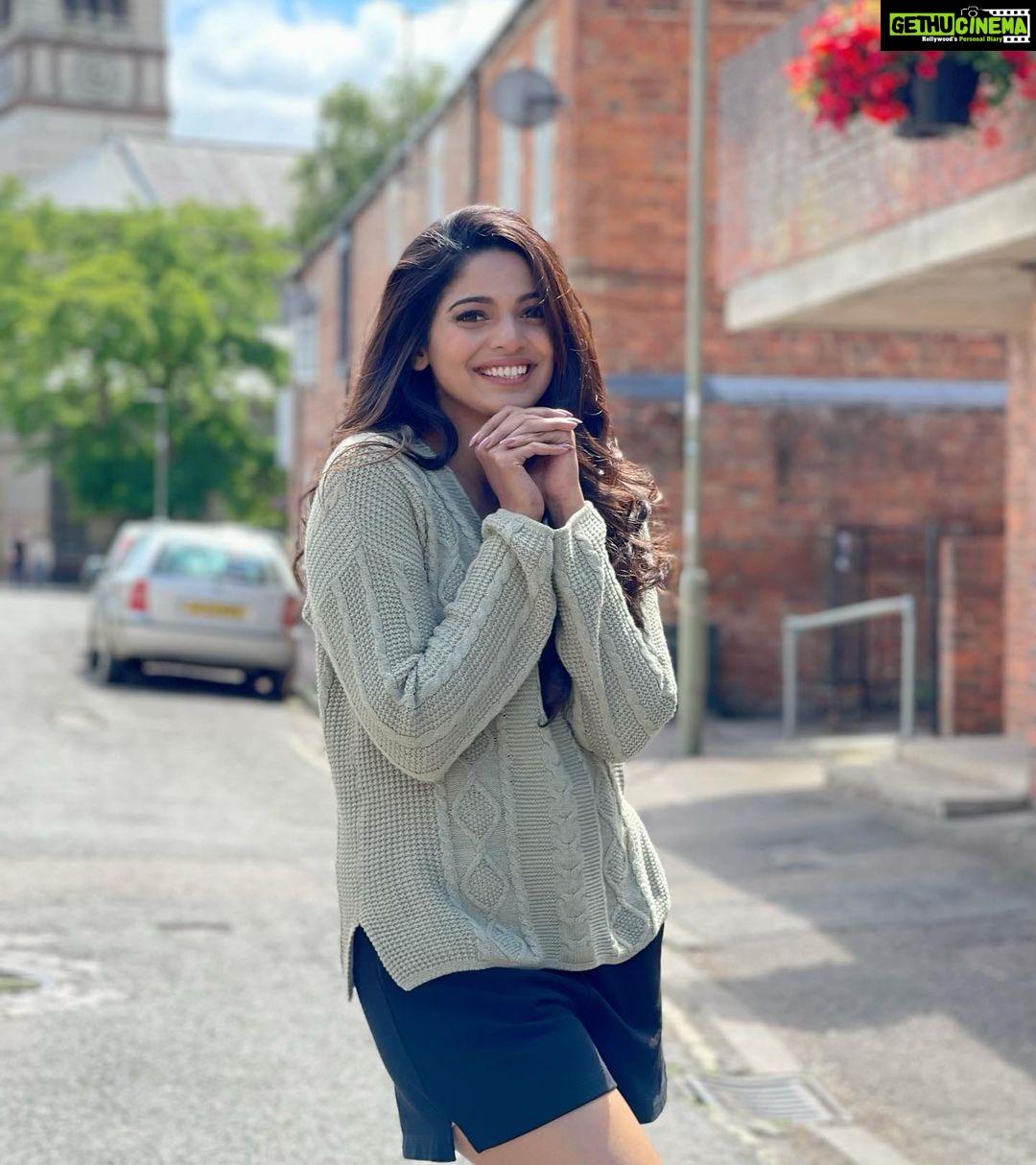 Pooja Sawant Instagram - Just wanna wish you all a happy Sunday ☀️ London, Unιted Kingdom