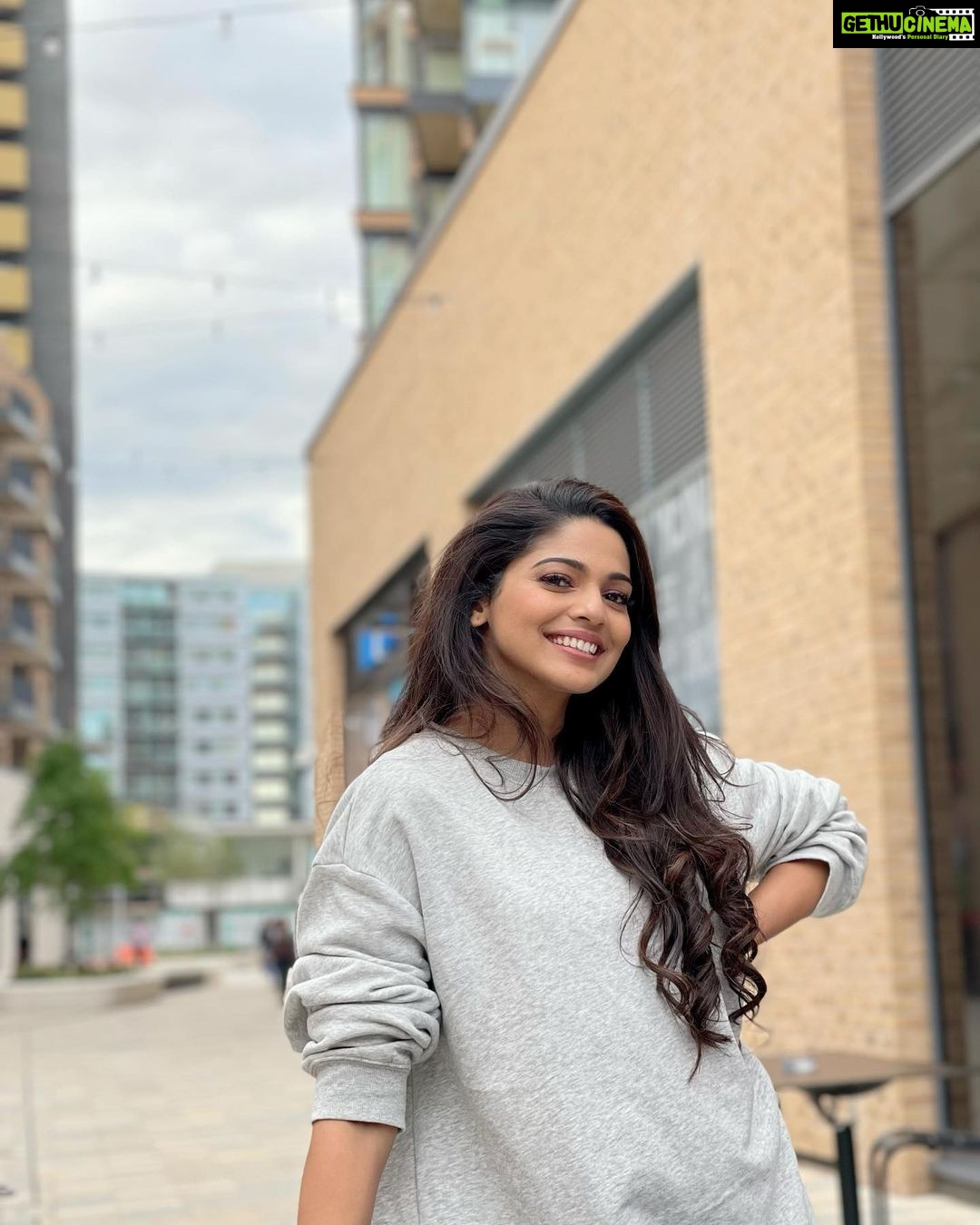 Pooja Sawant Instagram - There is always a secret photographer behind every beautiful click 📸 #happymorning ♥️ Hounslow, Hounslow, United Kingdom