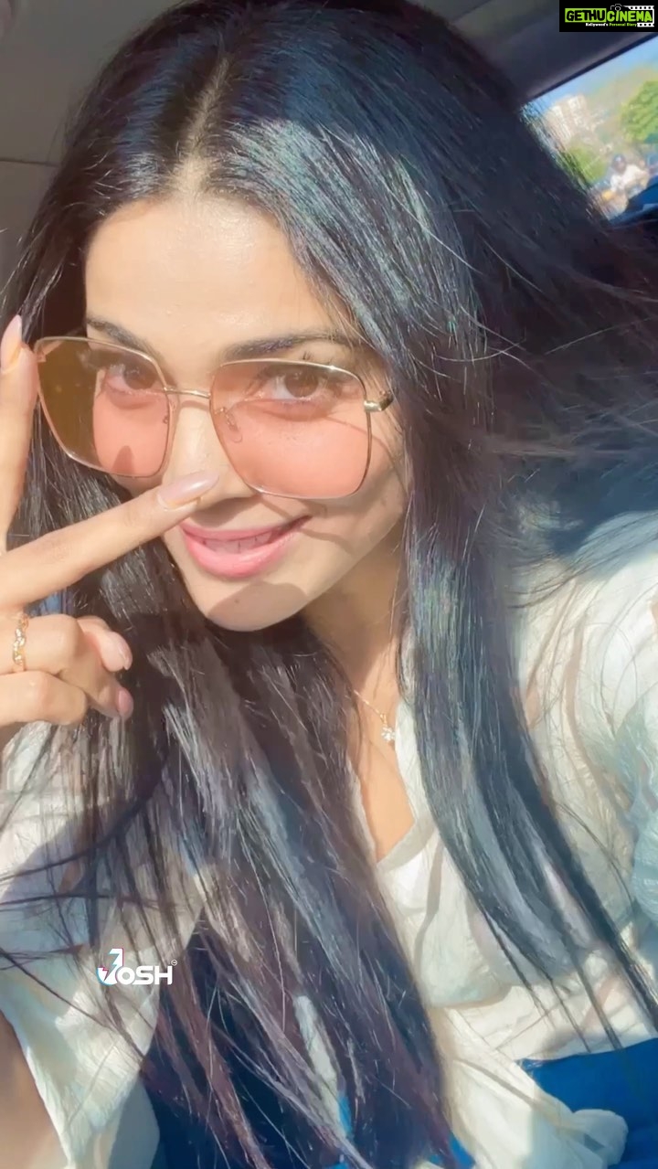 Pooja Sawant Instagram - Taking a quick advantage of this refreshing sunlight ☀️ Hey 90’s kids .. Who else’s favourite travel song is this ? #sunshine #travel #joshmarathi #joshapp #joshappofficial