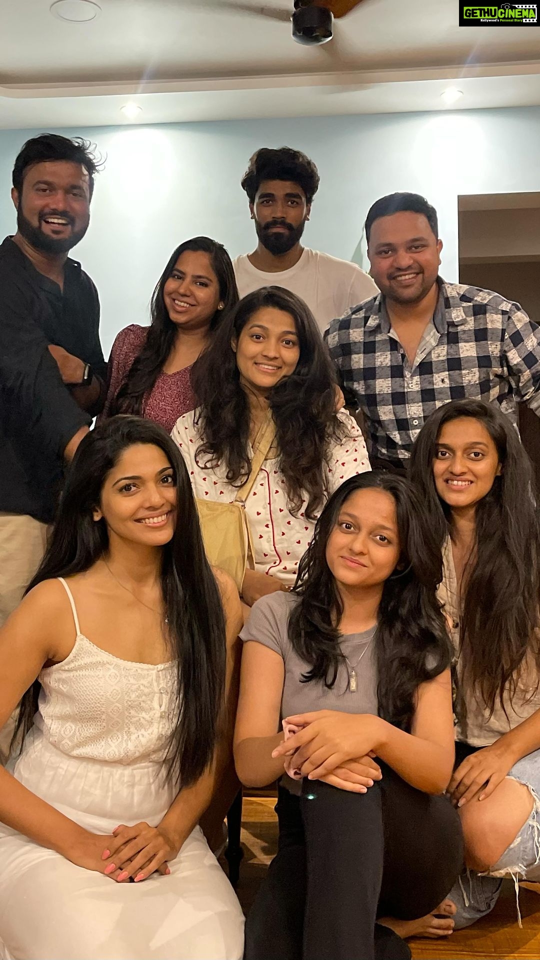 Pooja Sawant Instagram - Cousins are forever friends.. fun with cousins is absolutely #realhai 🌸✨ #cousins #brothersisterlove #weekend #realhai #joshmarathi #joshapp #joshappofficial @officialjoshapp @josh.marathi