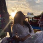Pooja Sawant Instagram - One beautiful evening in Kashmir 🌸 shikara - Dal lake - sunlight - shopping - Maggie and a duck ♥️😍 #eveningtoremember #travel #india 🇮🇳 #joshmarathi #realhai #officialjoshapp #joshapp