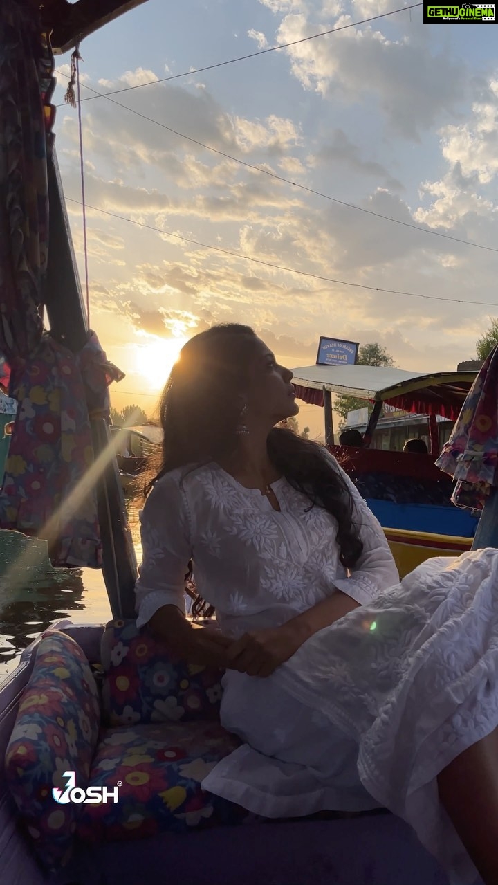 Pooja Sawant Instagram - One beautiful evening in Kashmir ๐ธ shikara - Dal lake - sunlight - shopping - Maggie and a duck โฅ๏ธ๐ #eveningtoremember #travel #india ๐ฎ๐ณ #joshmarathi #realhai #officialjoshapp #joshapp