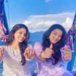 Pooja Sawant Instagram - It was her dream to perform on this iconic song ‘bhumro’ in shikara boat 🌸✨ That was super fun sista 🤩 @ruchira______ #kashmir #shikara #joshapp #joshappofficial #joshmarathi #Realhai