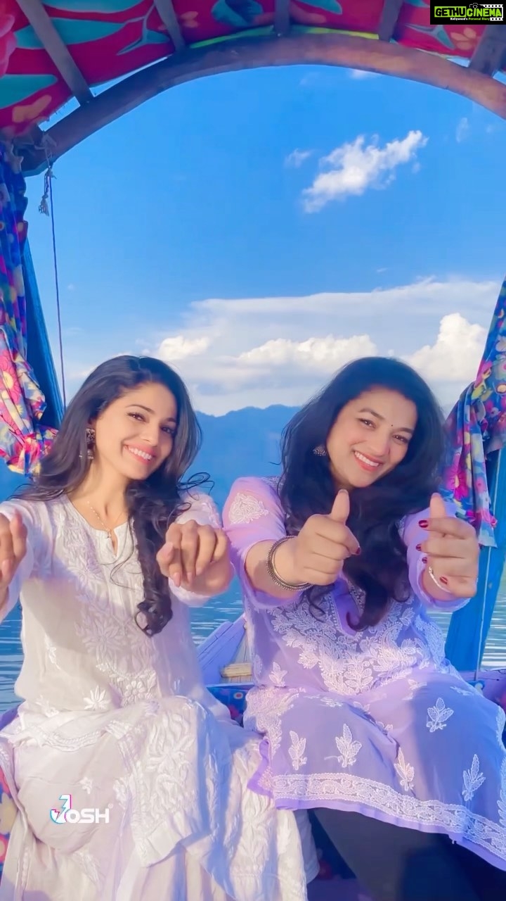 Pooja Sawant Instagram - It was her dream to perform on this iconic song ‘bhumro’ in shikara boat 🌸✨ That was super fun sista 🤩 @ruchira______ #kashmir #shikara #joshapp #joshappofficial #joshmarathi #Realhai