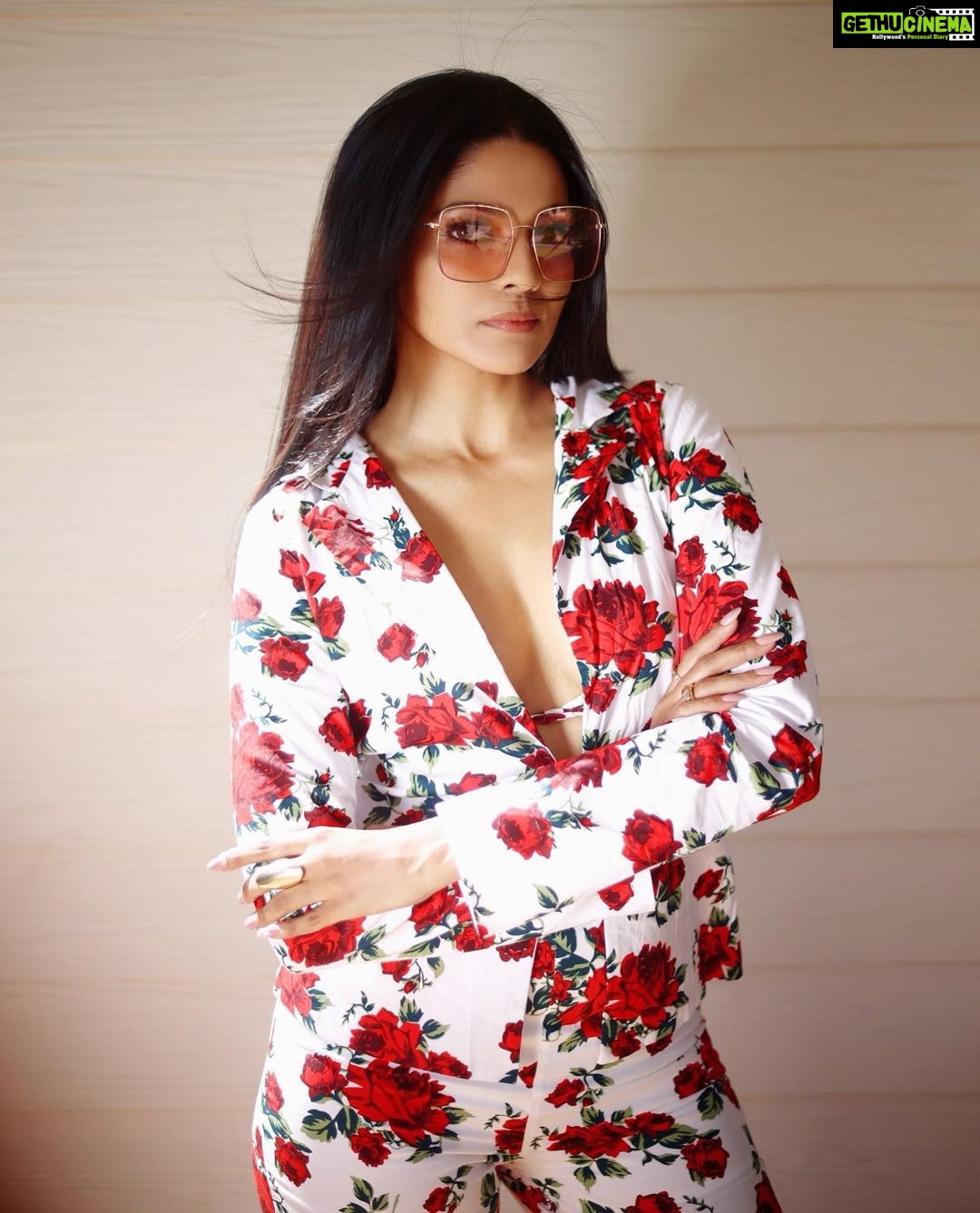 Pooja Sawant Instagram - Gonna miss this summer vibe ☀️ Outfit by @howwhenwearclothing Make up @vrushti_harkare Styled by @prachethestylist Shot by @shruu_t