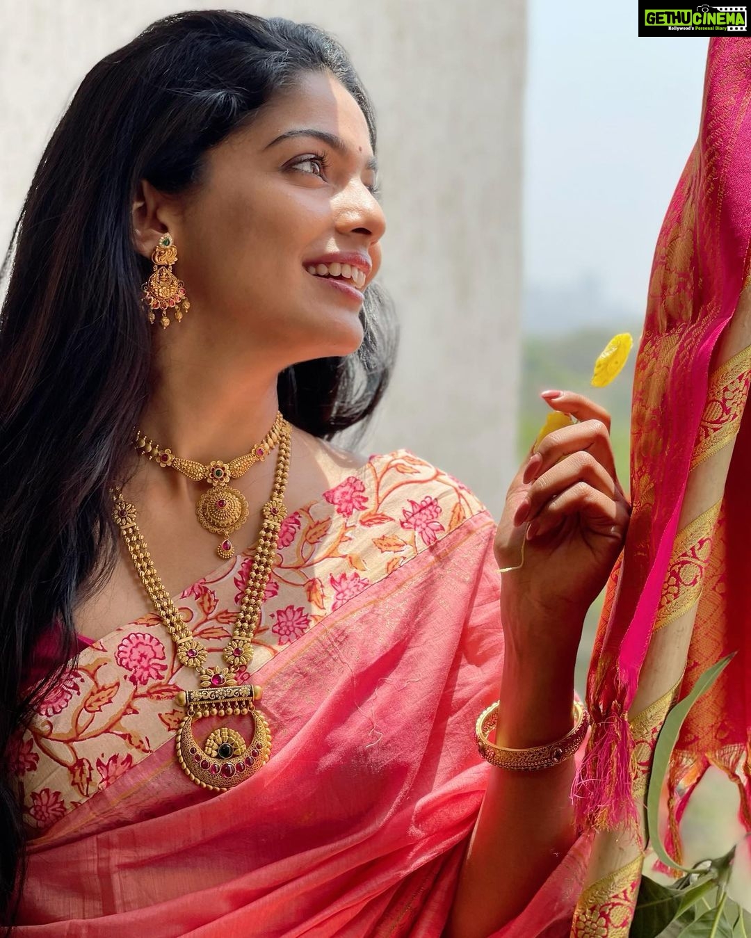 Pooja Sawant Instagram - गुढीपाडवा व मराठी नुतन वर्षाच्या शुभेच्छा 🌸 @kalyanjewellers_official 🌟✨