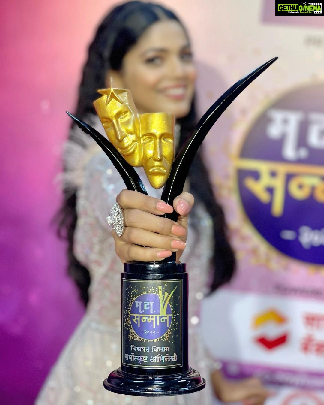Pooja Sawant Instagram - Taking her home ♥️ Best actress for Bonus #मटासन्मान२०२२
