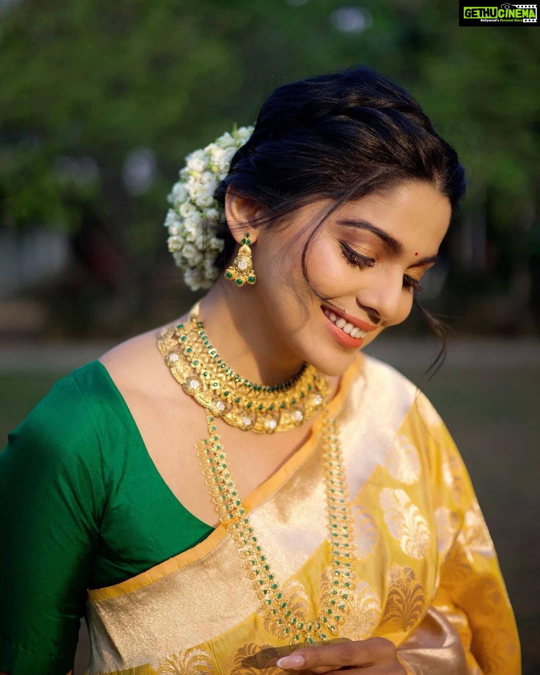 Pooja Sawant Instagram - 🌟✨ Saree by @aura_benaras Jewellery @kalyanjewellers_official Styled by @prachethestylist Shot by @dadhi_wala Make up @vrushti_harkare Hair @seemaaofficial