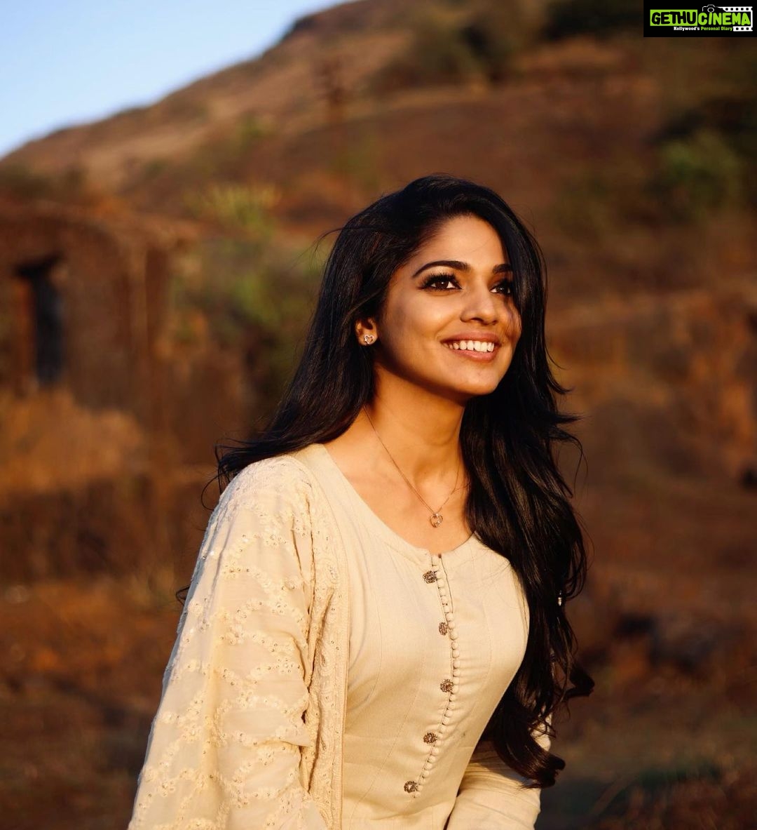 Pooja Sawant Instagram - This valentine’s, say ‘ILYSM’ with a little sparkle from @kalyanjewellers_official ✨🌟