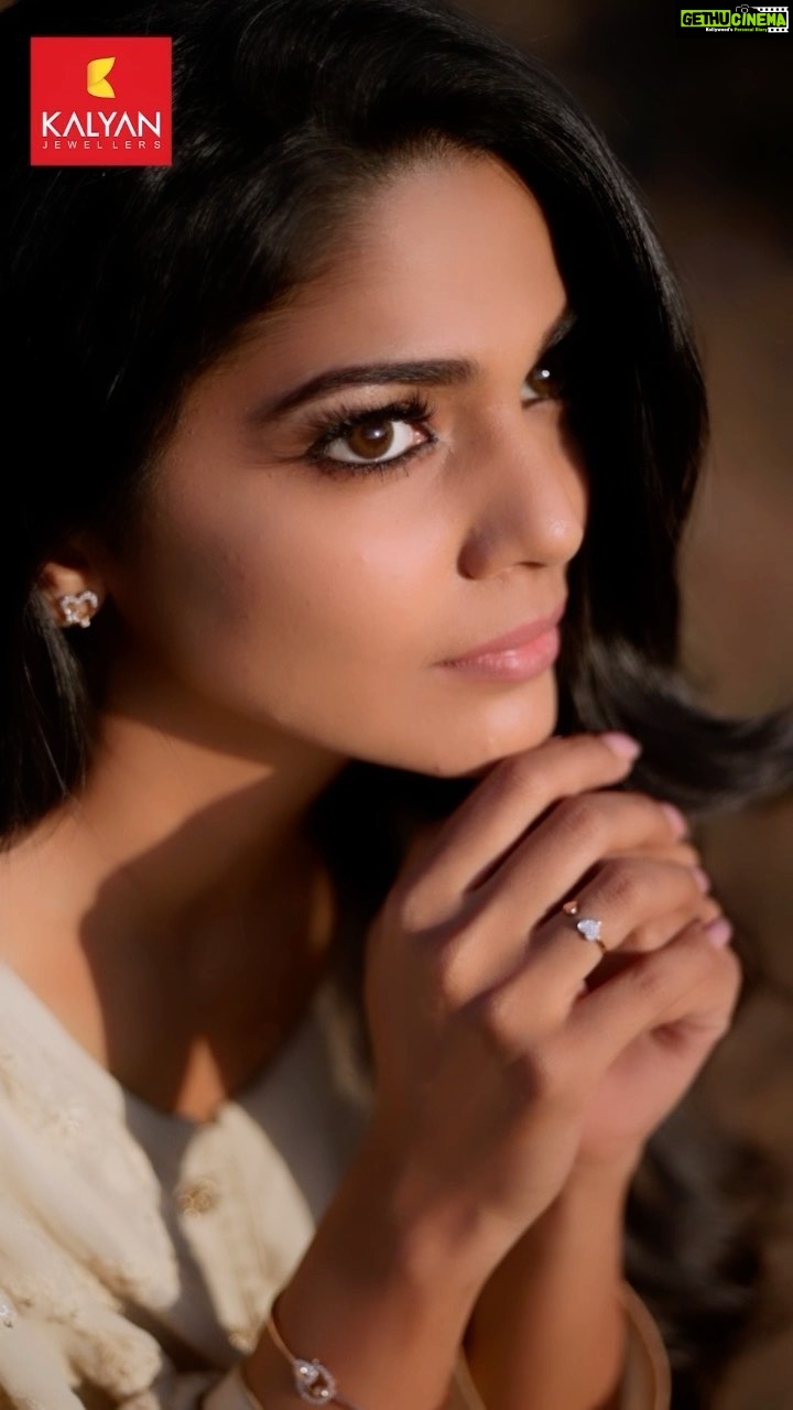 Pooja Sawant Instagram - @kalyanjewellers_official ❤️✨ Celebrate Valentine's with jewellery as special as your love story! ✨ Share your V-Day story on reels with this #BeMyValentine music track, tagging both me & @kalyanjewellers_official. Go all out and get creative for a chance to be featured on the brand page! 🌟 #valentineday #bemyvalentine #love @josh.marathi @officialjoshapp