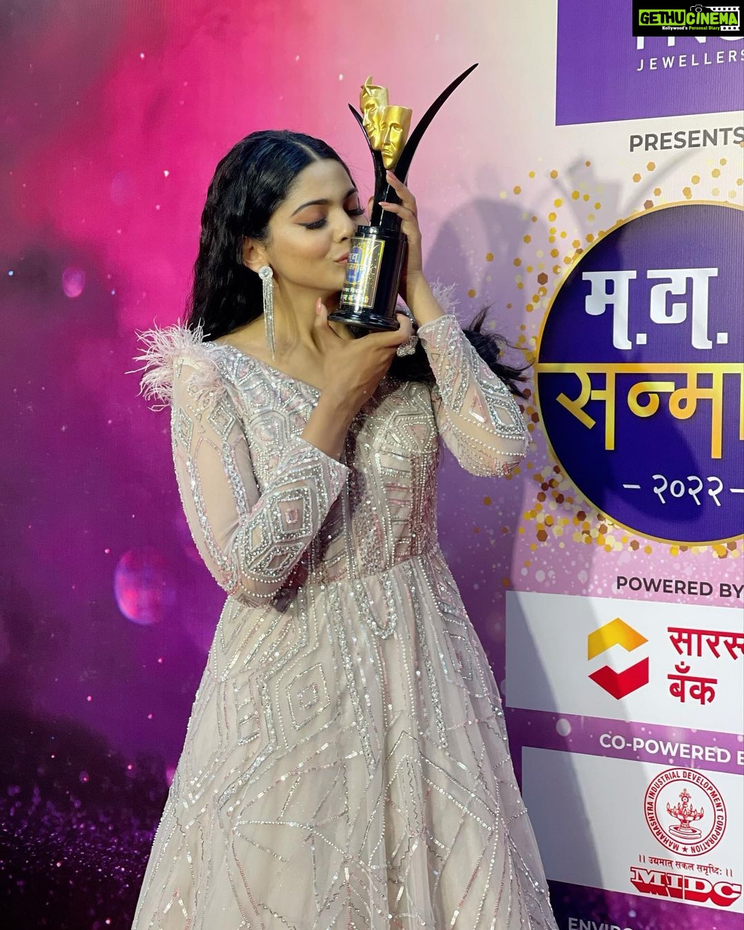 Pooja Sawant Instagram - Taking her home ♥️ Best actress for Bonus #मटासन्मान२०२२