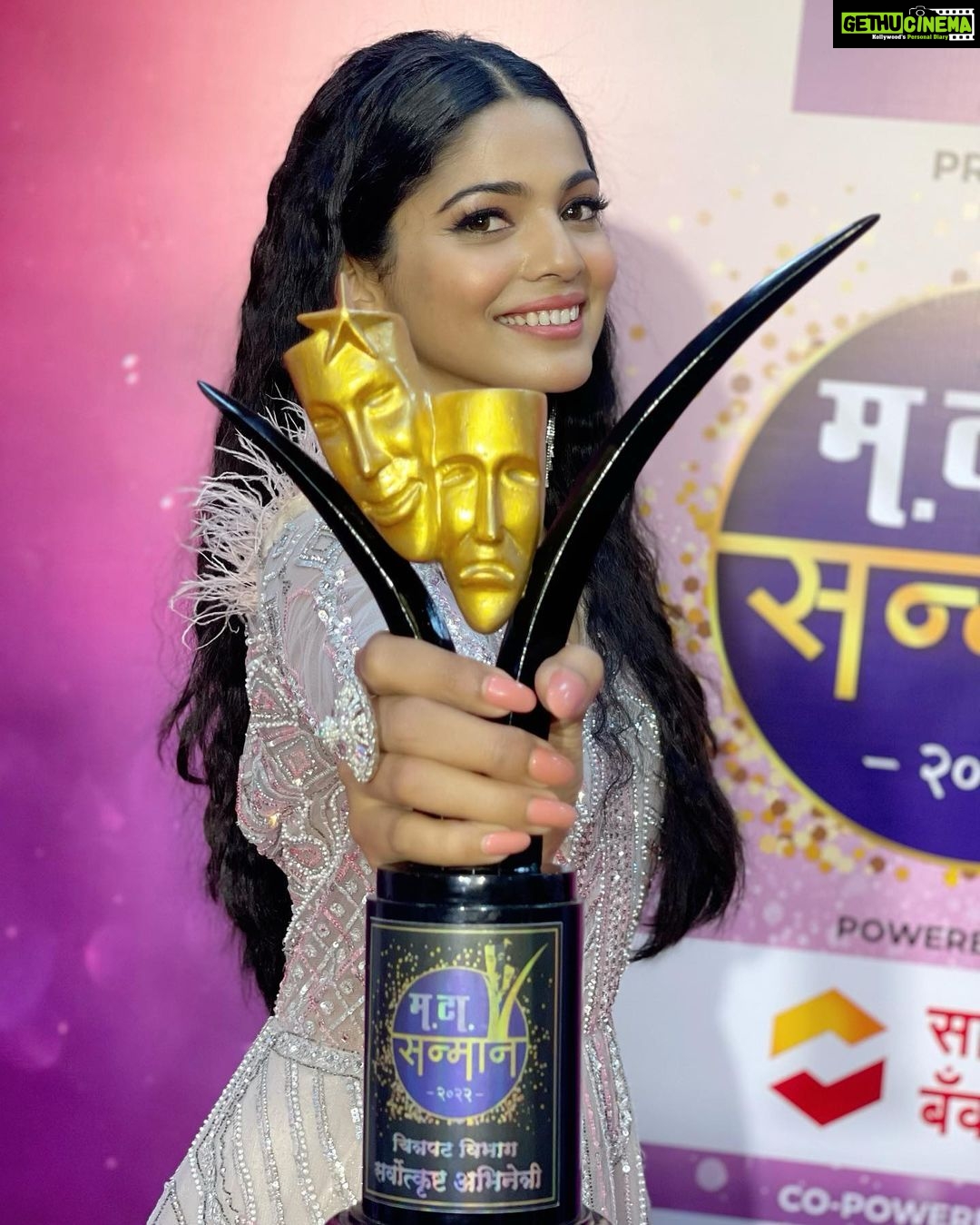 Pooja Sawant Instagram - Taking her home ♥️ Best actress for Bonus #मटासन्मान२०२२