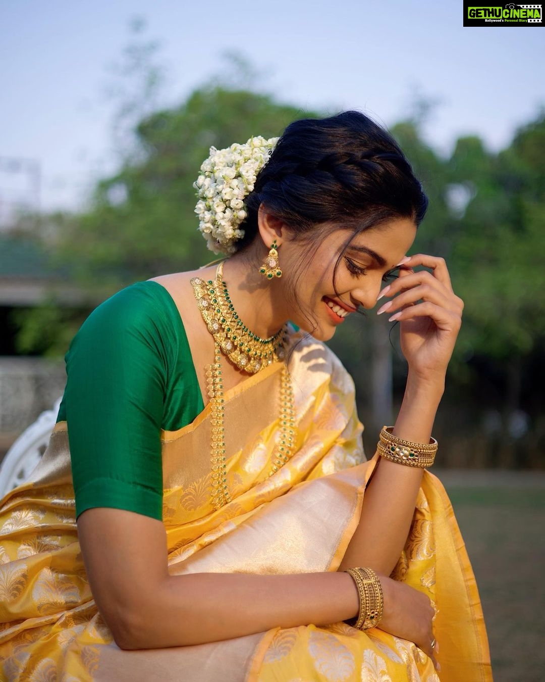 Pooja Sawant Instagram - 🌟✨ Saree by @aura_benaras Jewellery @kalyanjewellers_official Styled by @prachethestylist Shot by @dadhi_wala Make up @vrushti_harkare Hair @seemaaofficial