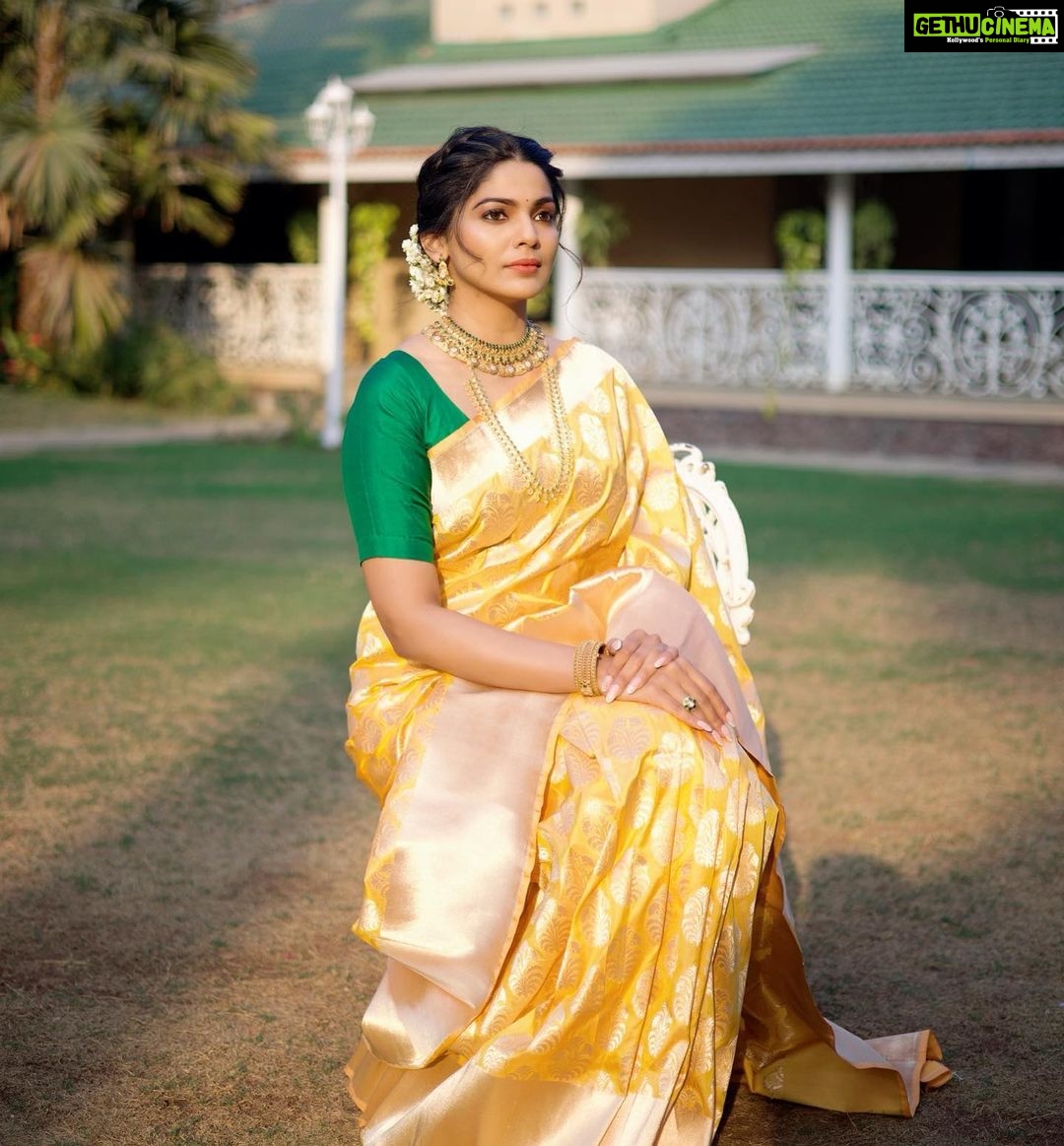 Pooja Sawant Instagram - 🌟✨ Saree by @aura_benaras Jewellery @kalyanjewellers_official Styled by @prachethestylist Shot by @dadhi_wala Make up @vrushti_harkare Hair @seemaaofficial