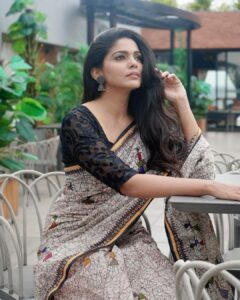 Pooja Sawant Instagram - शुभ संक्रांत! 🖤
Saree by @tamairafashion 🤍