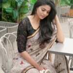 Pooja Sawant Instagram – शुभ संक्रांत! 🖤
Saree by @tamairafashion 🤍