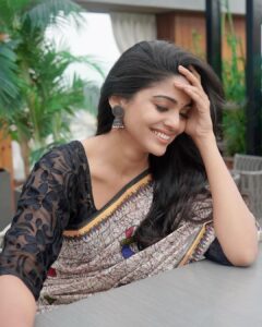 Pooja Sawant Instagram - शुभ संक्रांत! 🖤
Saree by @tamairafashion 🤍