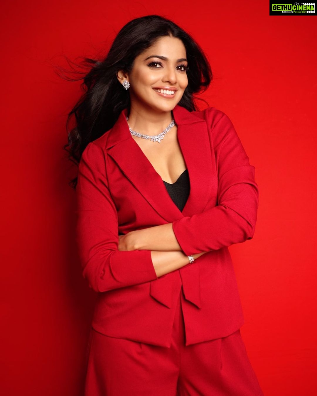Pooja Sawant Instagram - Happiness is when your film is releasing in just 3 days ♥️ ‘बळी ‘ 9th December @primevideoin @gseamsak 📸 @shruu_t Styling @prachethestylist Outfit by @weavingcult Jewellery @blingvine