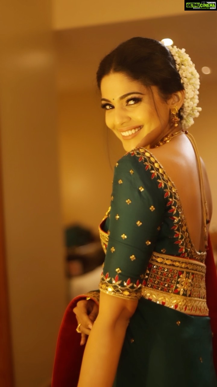 Pooja Sawant Instagram - You can never get enough of your favourite song 🎵 🌸 May this Festive season brings shine and great health to us ✨💫🌟⭐️ Jewellery @kalyanjewellers_official Saree @tanyasbenzfashion 📸 @shruu_t @officialjoshapp @josh.marathi #diwalionjosh