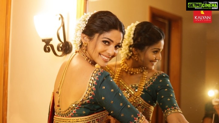 Pooja Sawant Instagram - लक्ष्य लक्ष्य दिव्यांनी उजळू दे आकाश, होऊ दे दुष्ट शक्तींचा विनाश, मिळो सर्वांना प्रगतीच्या पाऊलवाटेचा प्रकाश🌟 @kalyanjewellers_official #vedhacollections #Diwaliwithkalyanjewellers 🙏🏻दिवाळीच्या तुम्हाला व तुमच्या कुटूंबियांना हार्दिक शुभेच्छा…!!! Jewellery by @kalyanjewellers_official 🎥 @shruu_t Edit @kedar_kd Saree @tanyasbenzfashion 💄 @muabyshailesh