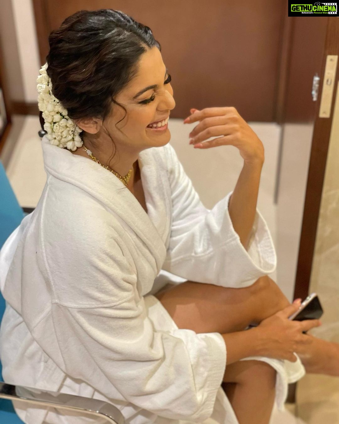 Pooja Sawant Instagram - Confused between more wedding celebrations 💫or Christmas 🎄 ?