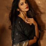 Pooja Sawant Instagram - 🖤 Paithani kaftan by @navinyas_handloom Shot by @shruu_t Make up @vrushti_harkare