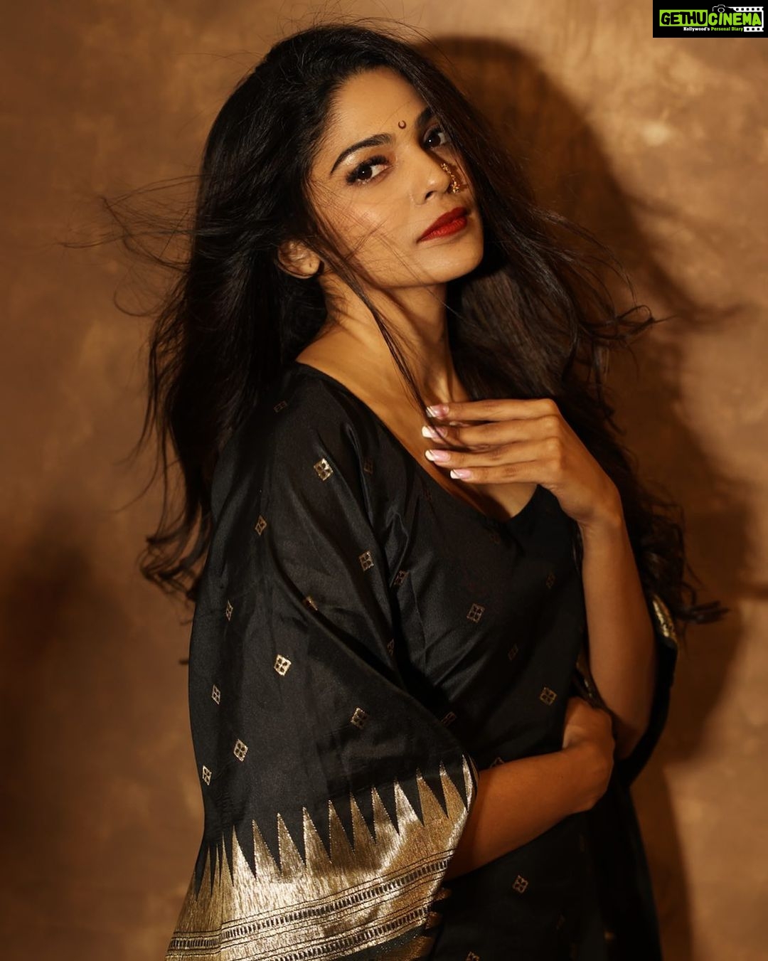 Pooja Sawant Instagram - 🖤 Paithani kaftan by @navinyas_handloom Shot by @shruu_t Make up @vrushti_harkare