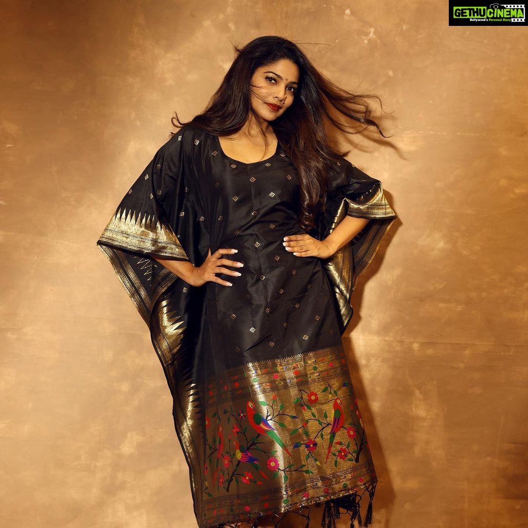 Pooja Sawant Instagram - 🖤 Paithani kaftan by @navinyas_handloom Shot by @shruu_t Make up @vrushti_harkare