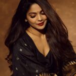 Pooja Sawant Instagram - 🖤 Paithani kaftan by @navinyas_handloom Shot by @shruu_t Make up @vrushti_harkare