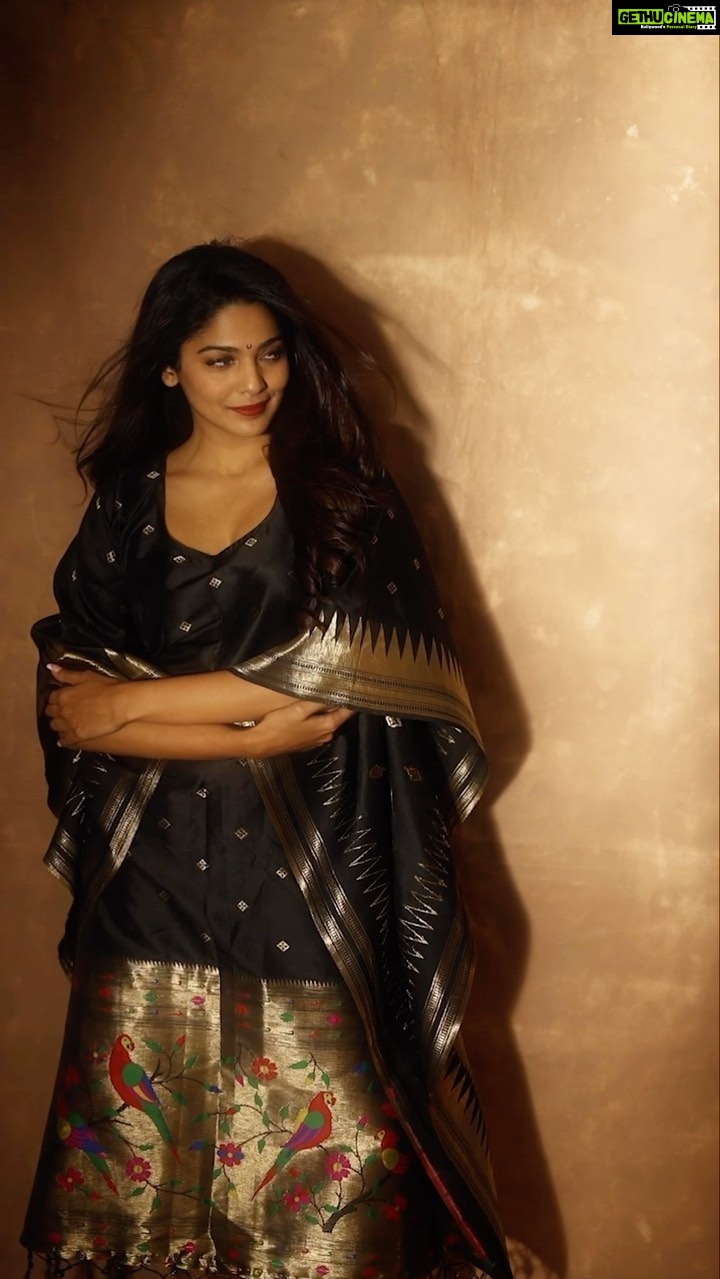 Pooja Sawant Instagram - When you are in love with a paithani 💫💕 Paithani kaftan by @navinyas_handloom . . @vrushti_harkare @shruu_t