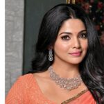 Pooja Sawant Instagram - With diamonds as dazzling as her persona and designs as unique as herself, watch the stunning Kalyan Jewellers Marathi Muhurat bride shine bright, as she gets ready to celebrate her Sangeet in style! From Diamond Chokers to Polki Danglers, Precious Stone Necklaces to Uncut Studs… Glam up this wedding season in shimmering pieces of exotic jewellery from Kalyan Jewellers. Look precious, Feel precious! #KalyanJewellers #MyBestFriendsWedding #Bridesmaid #JewelleryInspo #GoldJewellery #Diamonds