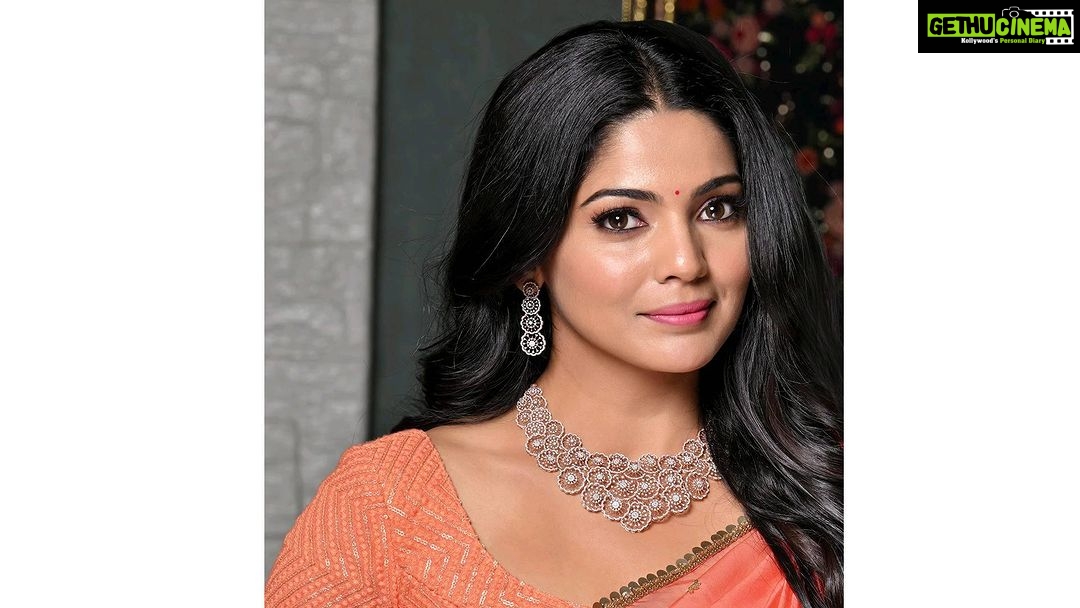 Pooja Sawant Instagram - With diamonds as dazzling as her persona and designs as unique as herself, watch the stunning Kalyan Jewellers Marathi Muhurat bride shine bright, as she gets ready to celebrate her Sangeet in style! From Diamond Chokers to Polki Danglers, Precious Stone Necklaces to Uncut Studs… Glam up this wedding season in shimmering pieces of exotic jewellery from Kalyan Jewellers. Look precious, Feel precious! #KalyanJewellers #MyBestFriendsWedding #Bridesmaid #JewelleryInspo #GoldJewellery #Diamonds