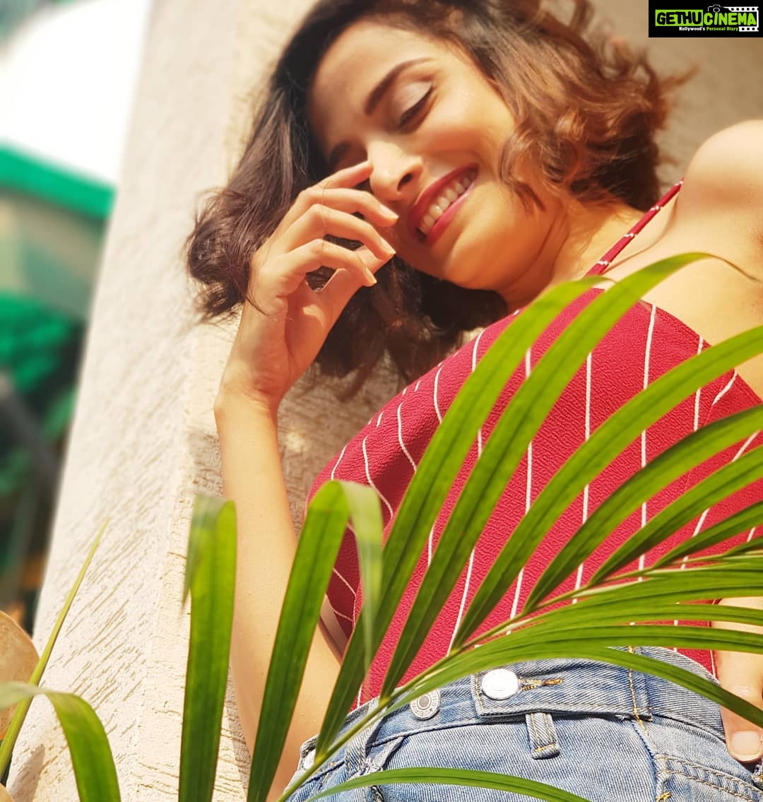 Pooja Sharma Instagram - The inanity of it all makes me smile to myself ☺️ #musings #instagram #instalove #smile #happiness