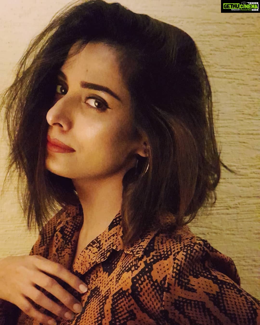 Pooja Sharma Instagram - "...in a world that has us counting our money, lost or gained kilos and social media likes ; lets be a rebel and count our blessings instead..." ππ₯°π So what are you grateful for ? #instagram #instalove #photooftheday #love #happiness #quotestoliveby #gratitude #blessings
